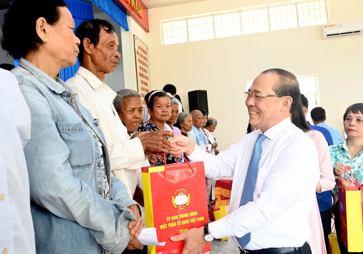 Phó Chủ tịch Ủy ban Trung ương MTTQ Việt Nam, Hoàng Công Thủy trao 50 phần quà cho các các vị chức sắc, chức việc, Achar, người có uy tín của Hội đoàn kết sư sãi yêu nước tỉnh Vĩnh Long. Ảnh: Tô Thắm