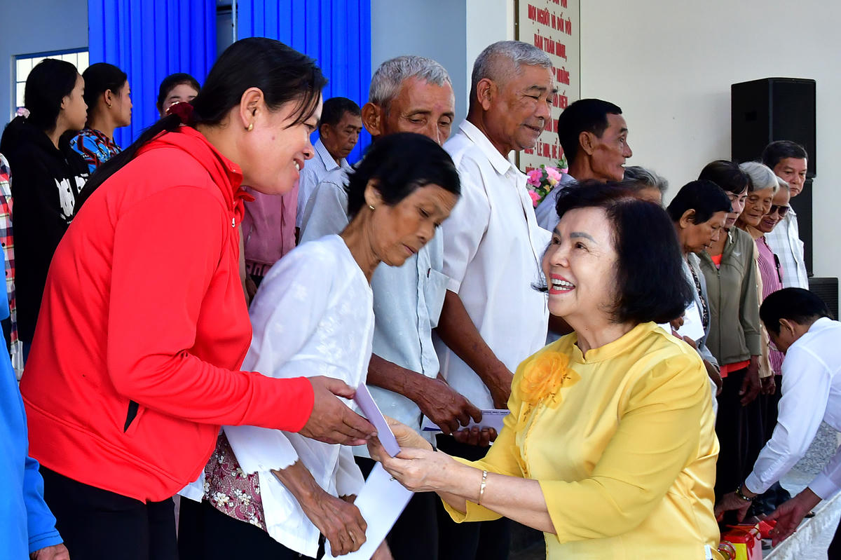 Đồng chí Đặng Huỳnh Mai- Ủy viên Đoàn Chủ tịch, Ủy ban Trung ương MTTQ Việt Nam tặng quà cho hộ nghèo người dân tộc Khmer.