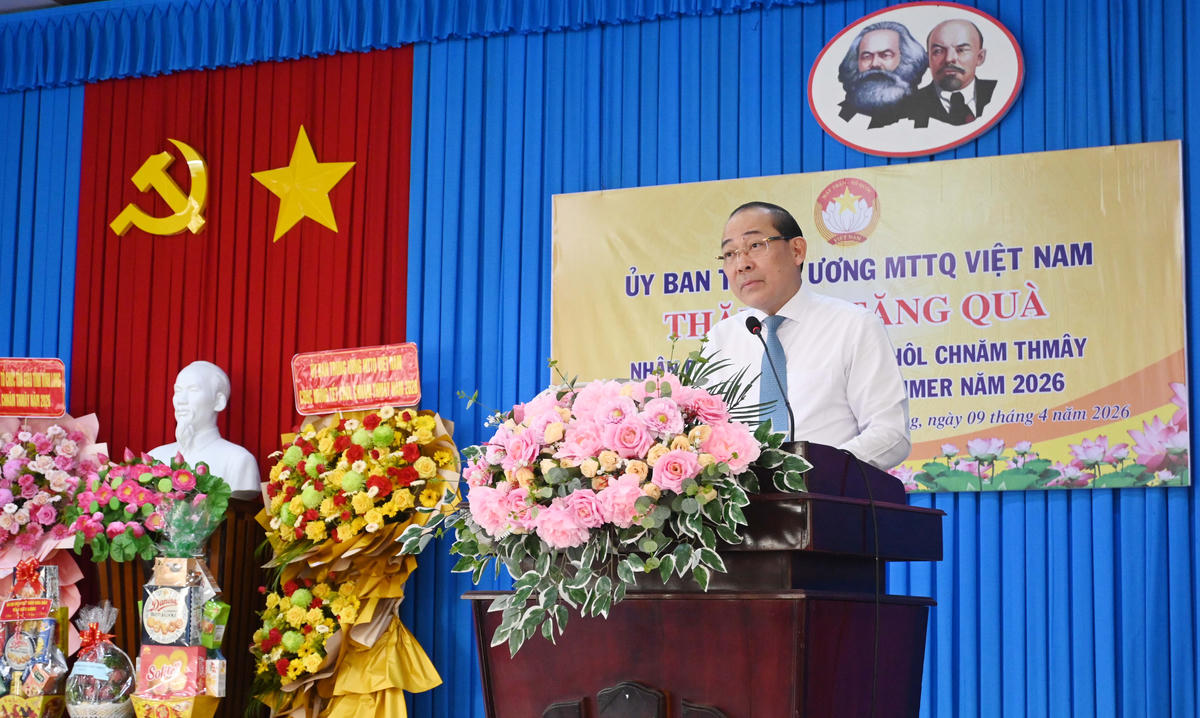 Phó Chủ tịch Ủy ban Trung ương MTTQ Việt Nam, Hoàng Công Thủy phát biểu tại buổi viếng thăm. Ảnh: Tô Thắm