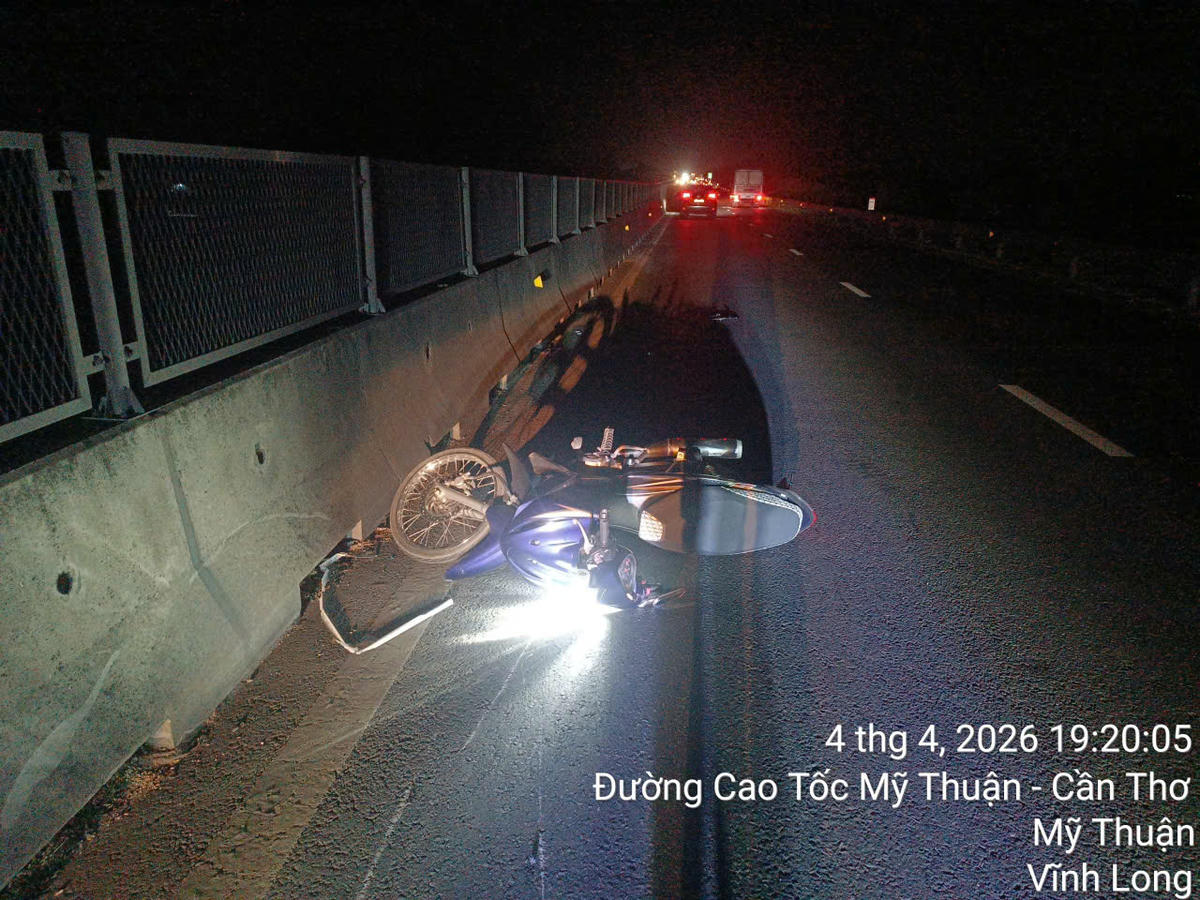 Người điều khiển xe máy bất chấp nguy hiểm lưu thông vào cao tốc Mỹ Thuận – Cần Thơ vào tối 4/4 gây nguy hiểm.