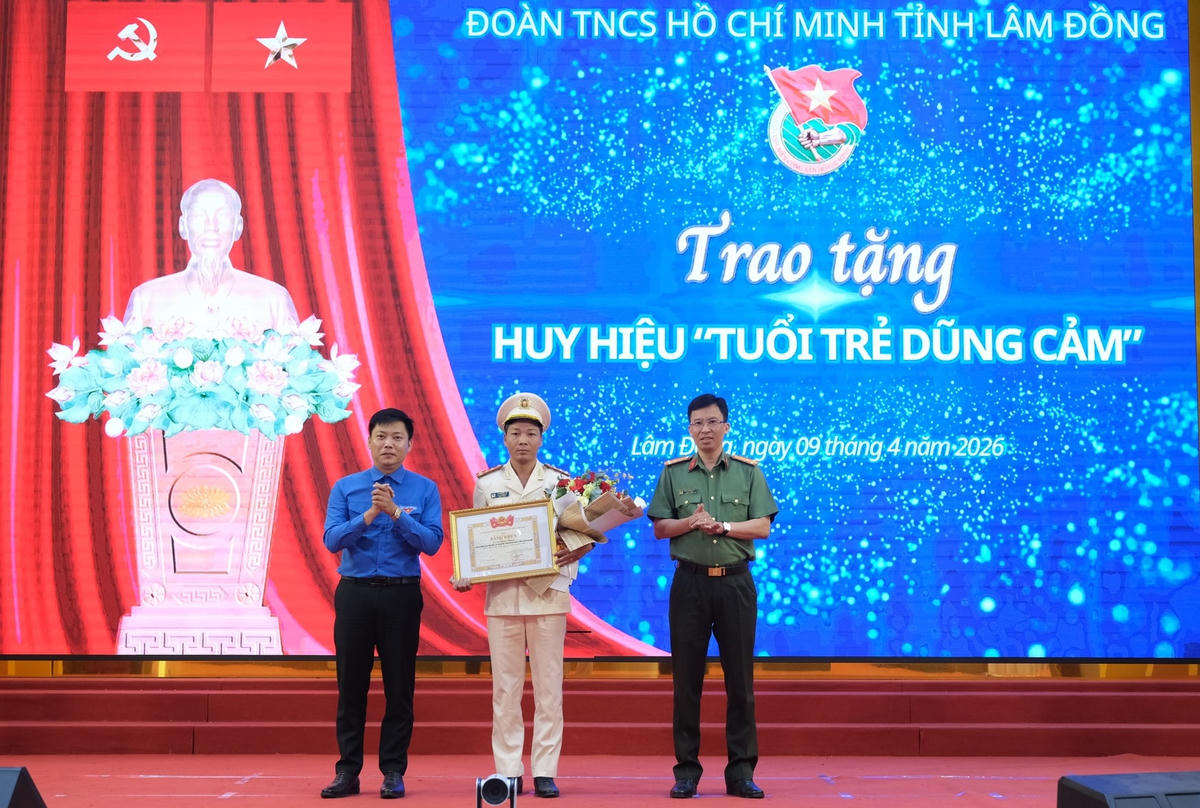 Công an tỉnh Lâm Đồng cùng Tỉnh Đoàn Lâm Đồng trao Huy hiệu “Tuổi trẻ dũng cảm” và Bằng khen của Trung ương Đoàn cho Đại úy Lê Đình Thành, Phó Đội trưởng Phòng An ninh kinh tế.