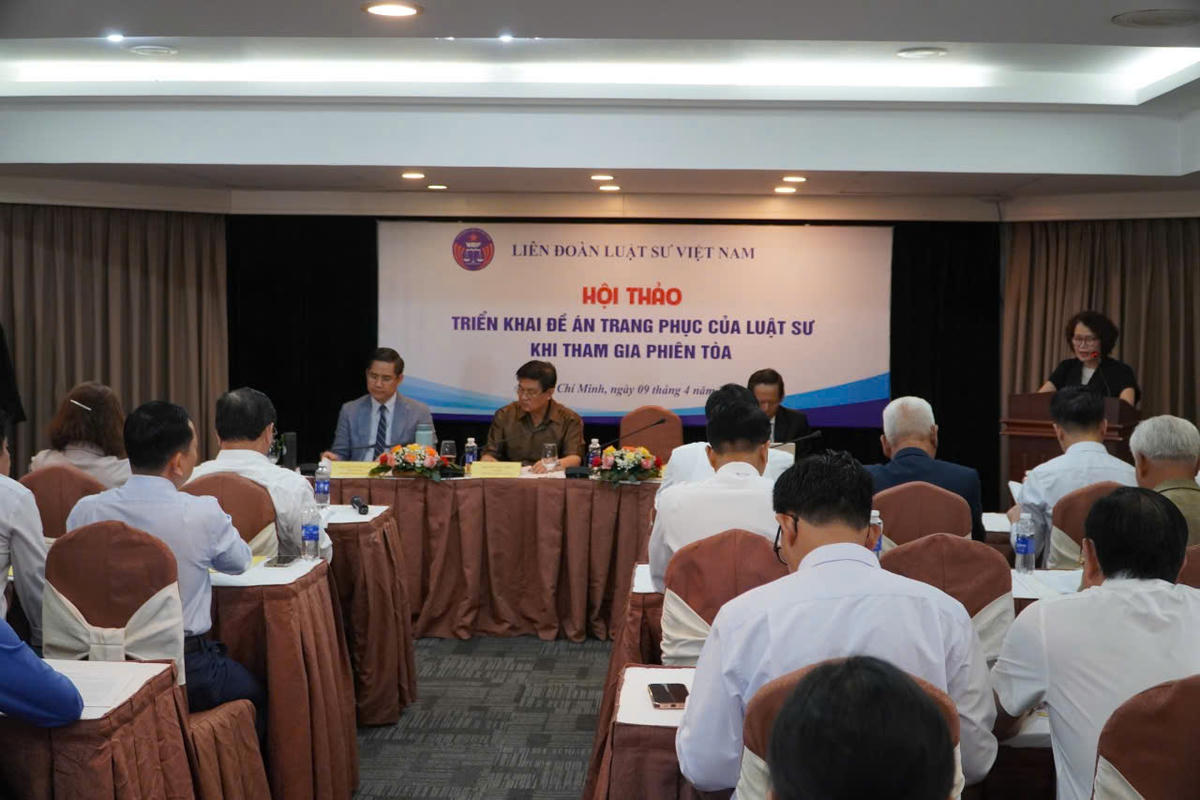 Đóng góp ý kiến cho Đề án trang phục luật sư