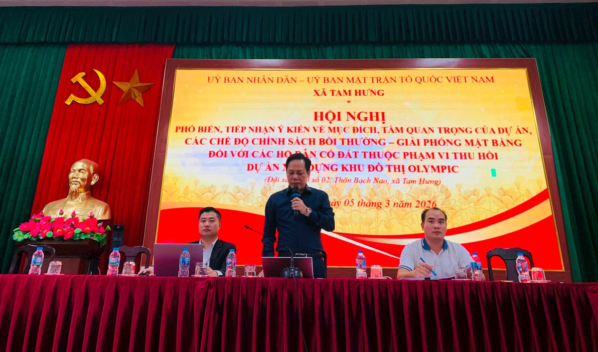 Lãnh đạo xã Tam Hưng chủ trì phổ biến chính sách bồi thường, hỗ trợ GPMB của nhà nước thu hồi đất đến các hộ gia đình, cá nhân. Ảnh: TL