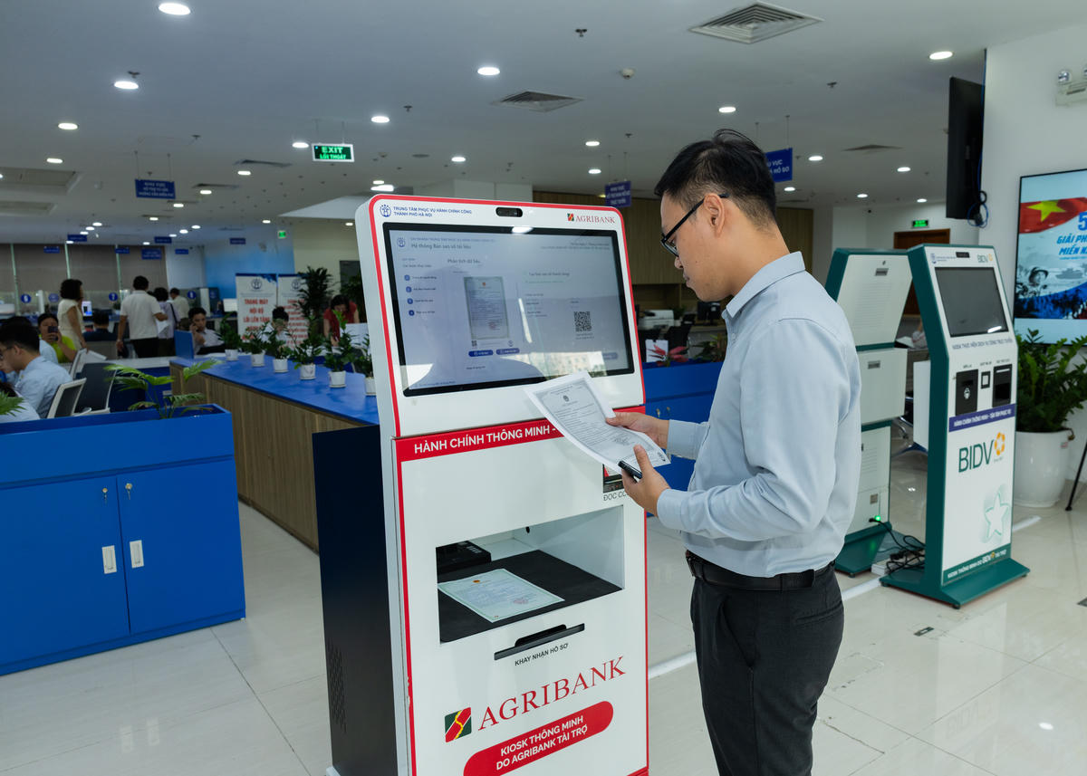 Người dân Hà Nội đang dần quen với việc sử dụng Mô hình Kiosk thông minh tại các Trung tâm Phục vụ Hành chính công