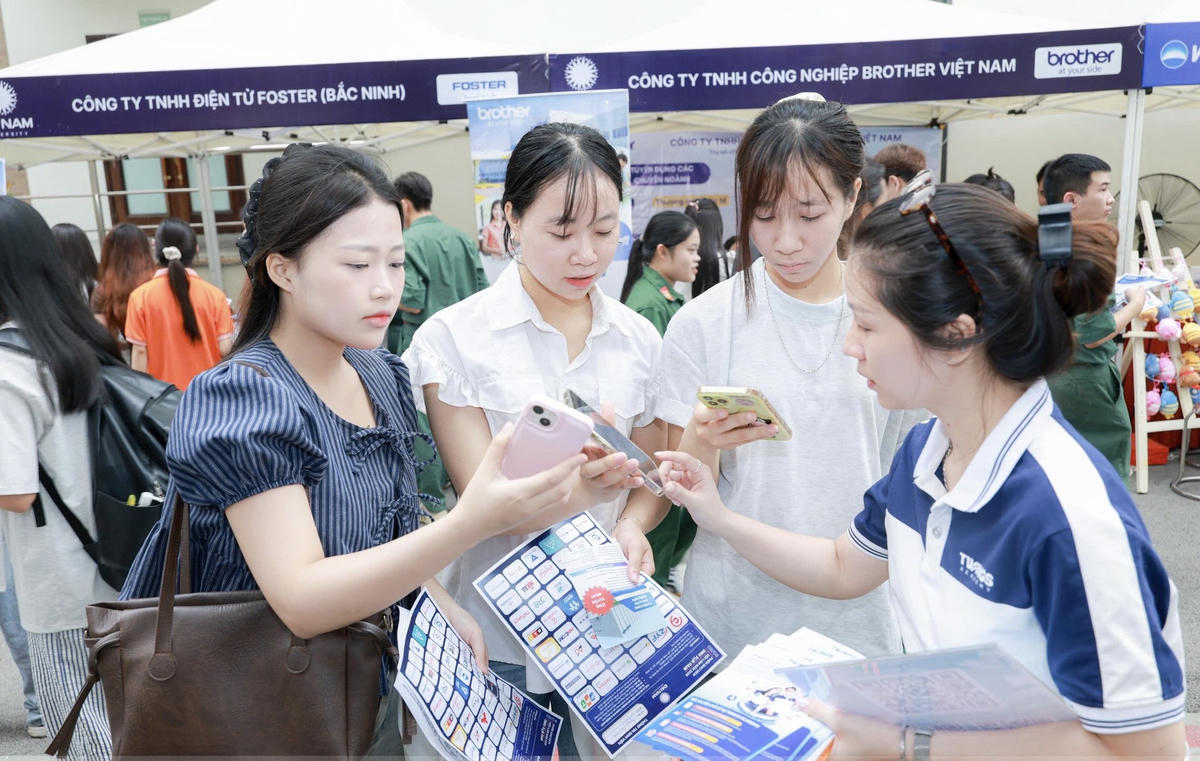 Sinh viên tìm hiểu thông tin của nhà tuyển dụng.