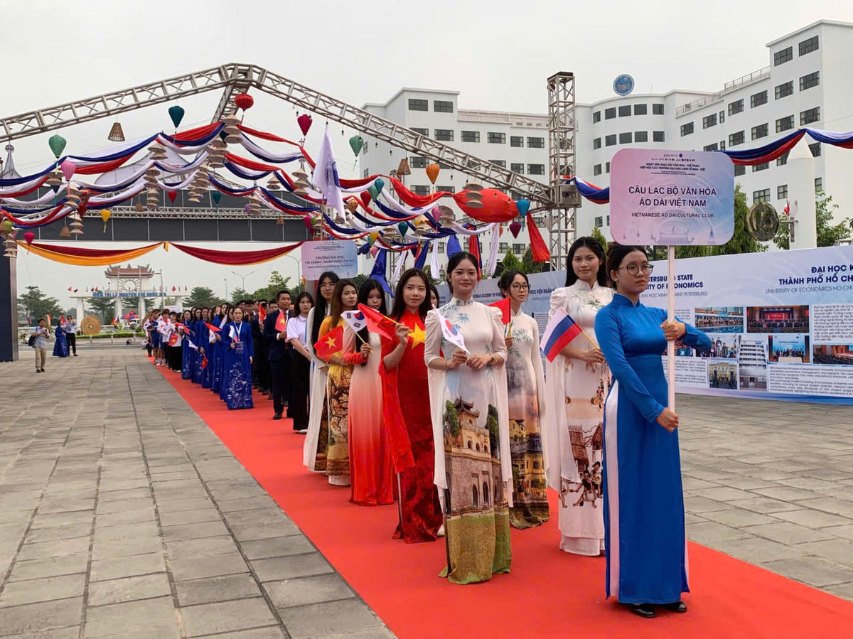 Giao lưu văn hóa - thể thao Hiệp hội các Trường Đại học kinh tế Nga Việt