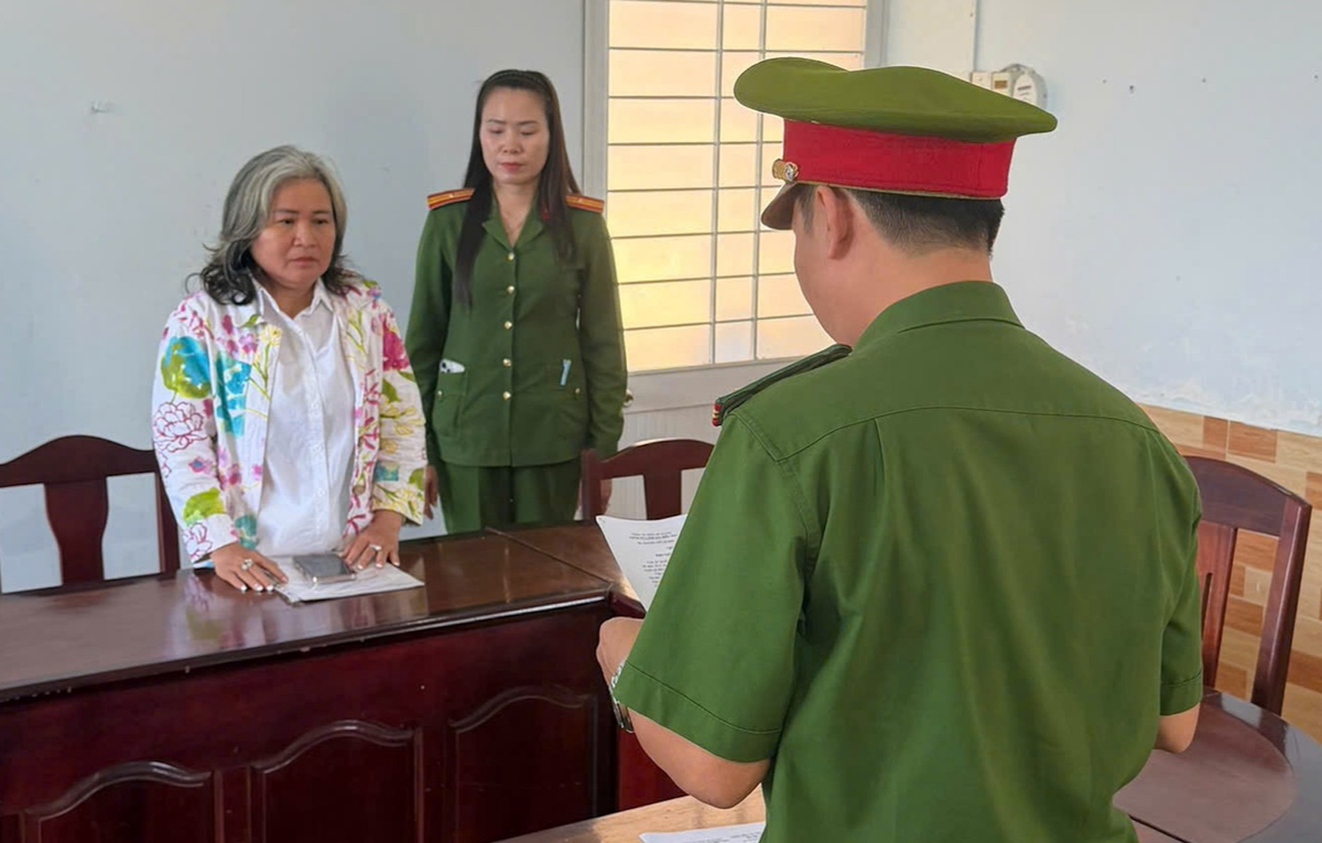 Đối tượng Trần Thị Bích Phượng tại cơ quan công an.