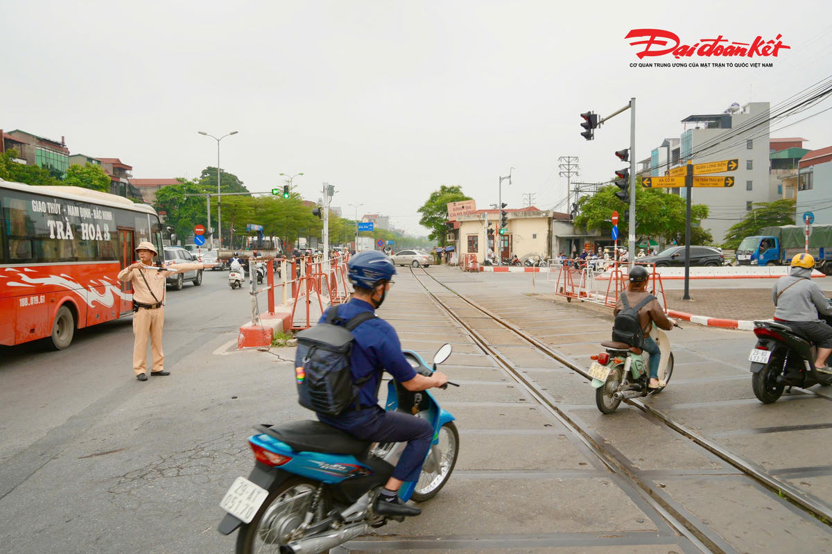 CSGT hướng dẫn phương tiện tại đường ngang.