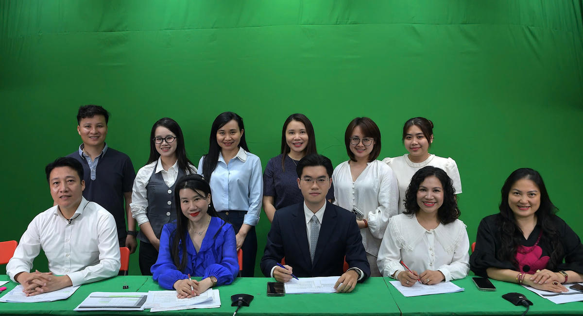 Lãnh đạo Viện&nbsp;Báo chí - Truyền thông, Học viện Báo chí và Tuyên truyền cùng các khách mời, chuyên gia tư vấn tuyển sinh cho thí sinh tại buổi livestream tổ chức tối 8/4. Ảnh: Phạm Sỹ