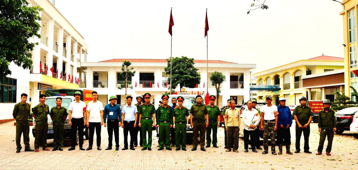 Các lực lượng chức năng xã Tam Hưng đã đồng loạt tổ chức ra quân triển khai đợt cao điểm lập lại trật tự an toàn giao thông, trật tự đô thị, trật tự xây dựng và vệ sinh môi trường tại các "điểm nóng" trên địa bàn