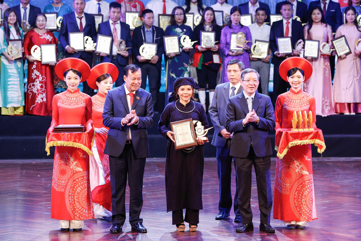 Chủ nhiệm Ủy ban Quốc phòng, An ninh và Đối ngoại của Quốc hội Lê Tấn Tới; Phó Chủ tịch UBTƯ MTTQ Việt Nam, Chủ tịch Hội Nông dân Việt Nam Lương Quốc Đoàn trao giải cho các HTX. Ảnh: Quang Vinh