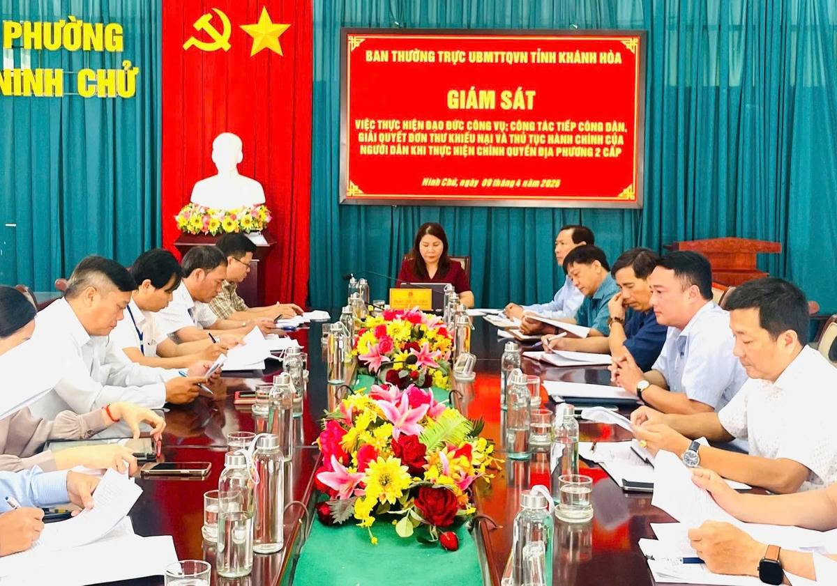 Quang cảnh buổi làm việc.
