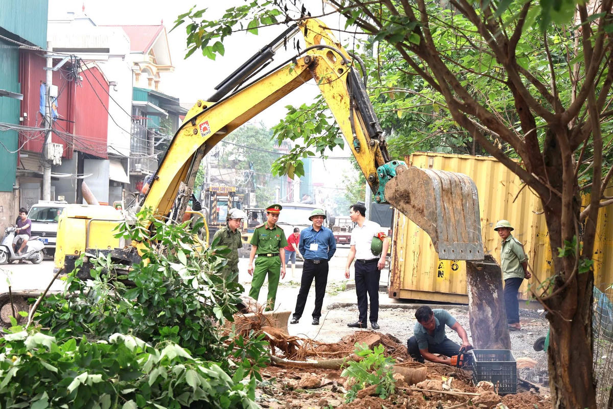 Những vi phạm về lấn chiếm vỉa hè đã bị các lực lượng chức năng xã kiên quyết tháo dỡ để trả lại sự thông thoáng cho người đi bộ.