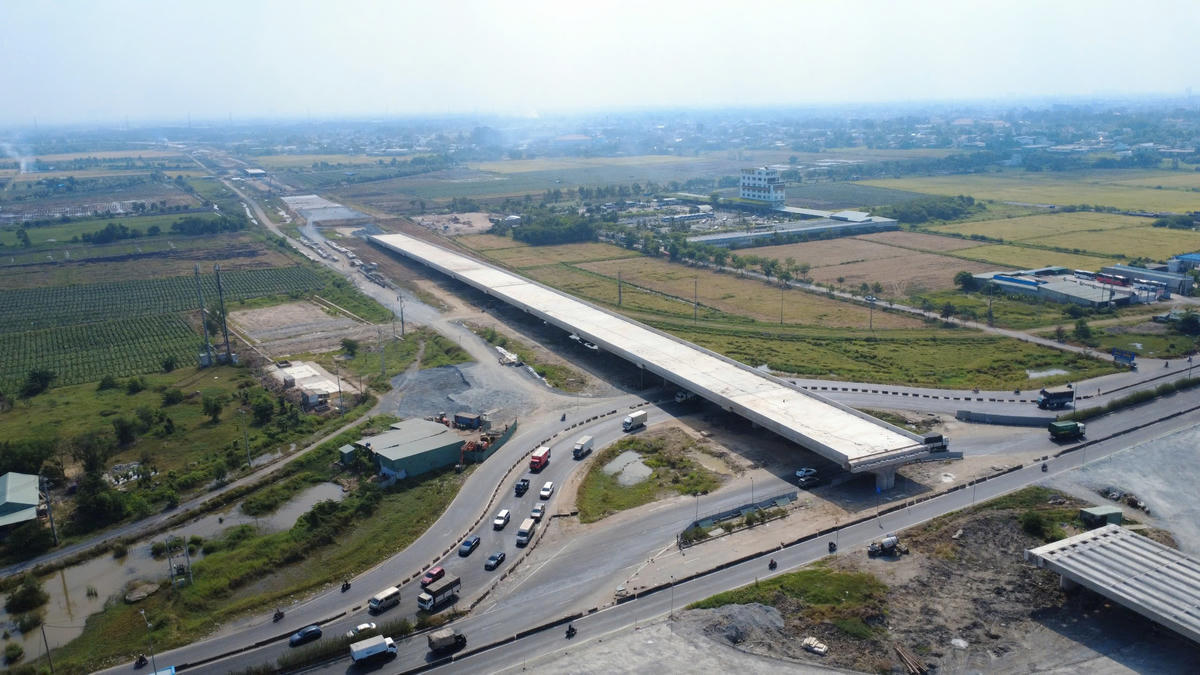 Cầu vượt bắc qua quốc lộ 22 đoạn qua xã Xuân Thới Sơn (TP Hồ Chí Minh) sắp hợp long. Đây là cầu vượt lớn và quan trọng của dự án đường Vành đai 3 TP Hồ Chí Minh. Ảnh: Đ.Xá.