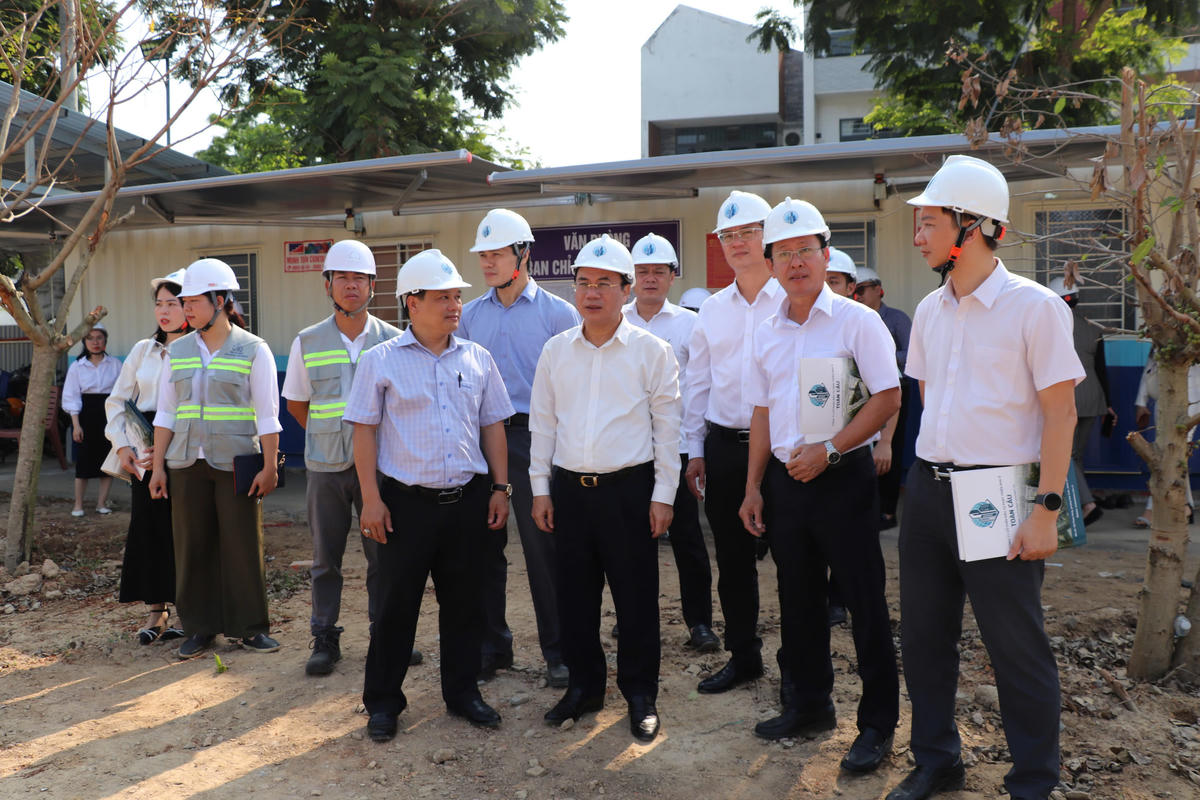 Thứ trưởng Bộ Xây dựng Nguyễn Văn Sinh kiểm tra thực tế&nbsp;các dự án nhà ở xã hội tại Khu B, Khu dân cư Nam cầu Cẩm Lệ. Ảnh: Tấn Thành.