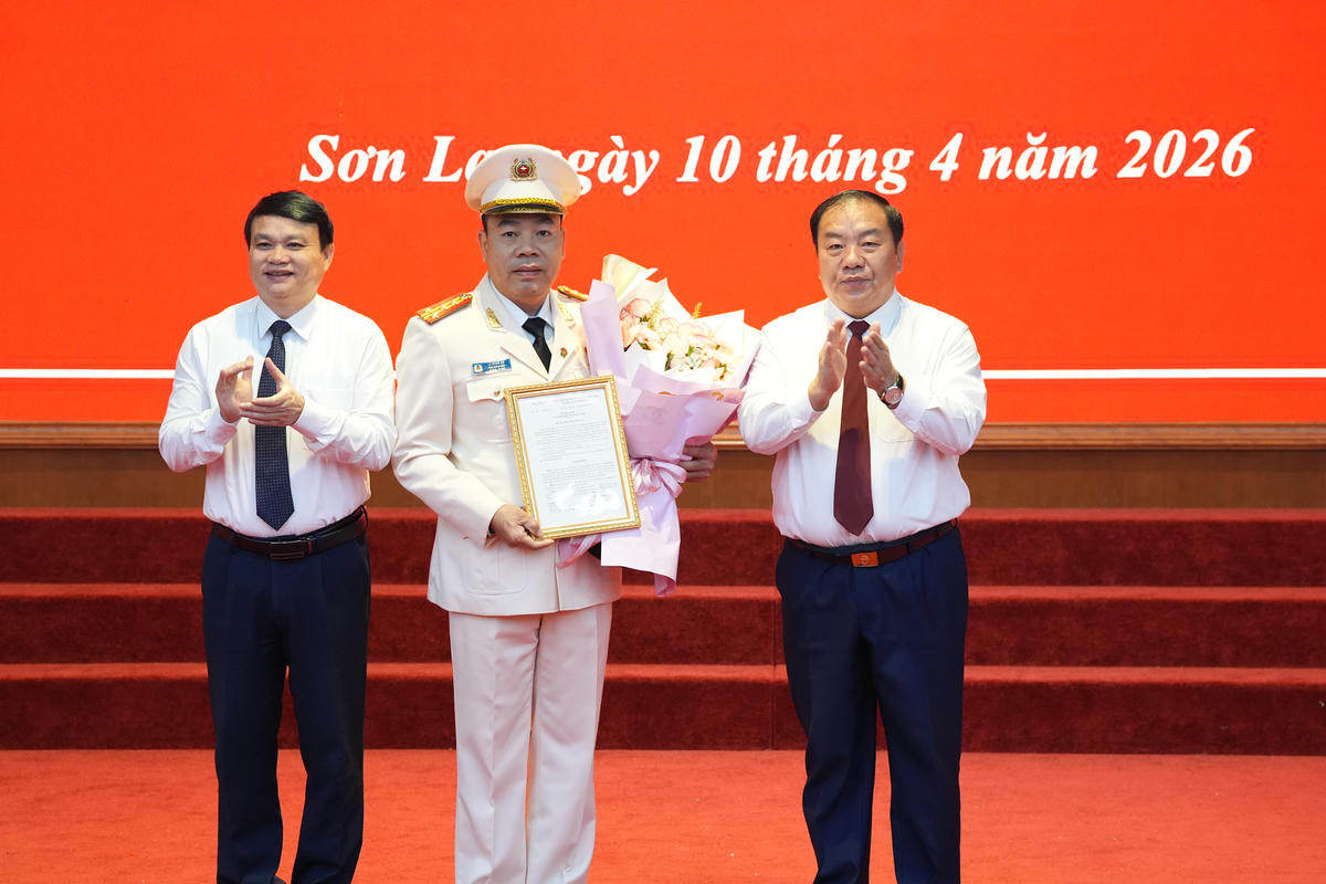 Ông Chá A Của - Phó Bí thư Tỉnh ủy, Chủ tịch Ủy ban MTTQ Việt Nam tỉnh Sơn La và ông Đặng Ngọc Hậu - Phó Chủ tịch UBND tỉnh tặng hoa chúc mừng Đại tá Lê Hồng Hà.
