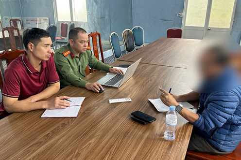 Cơ quan Công an làm việc với ông B.H.H. Ảnh: CATP.