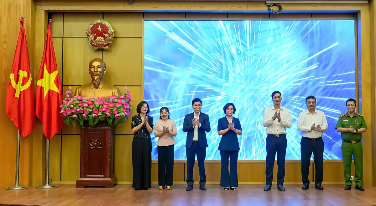 Chủ tịch Ủy ban MTTQ Việt Nam thành phố Hà Nội Bùi Huyền Mai và Bí thư Đảng ủy, Chủ tịch HĐND phường Ngọc Hà Lê Thanh Nam, cùng các đại biểu thực hiện nghi thức khởi động mô hình. Ảnh: PV