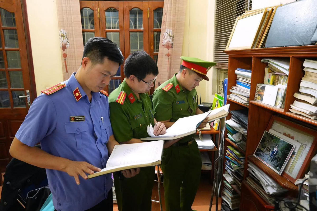 Cơ quan chức năng khám xét nơi ở của ông Hoàng Trọng Lợi. Ảnh: CACC.