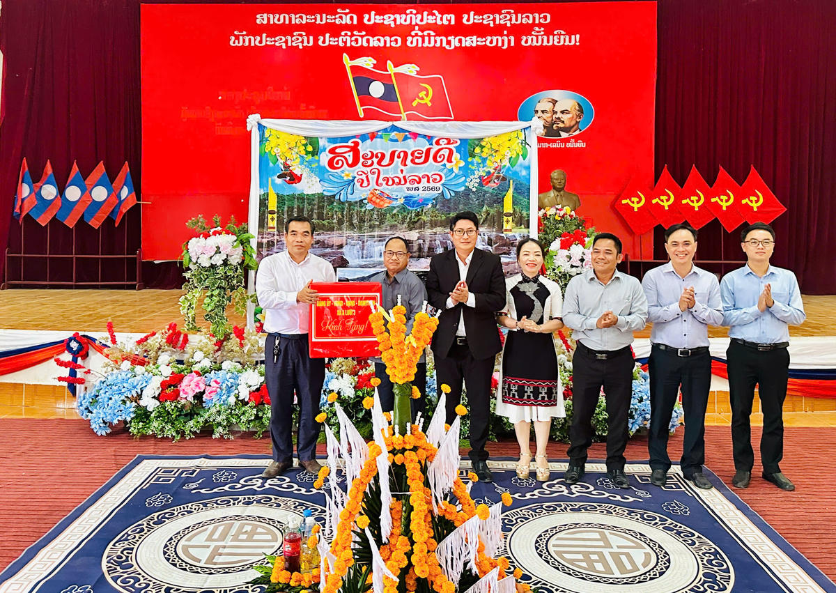 Lãnh đạo xã A Lưới 3 thăm, chúc&nbsp;Tết cổ truyền Bunpimay 2026 tại huyện Sa Muội. Ảnh: M.L.