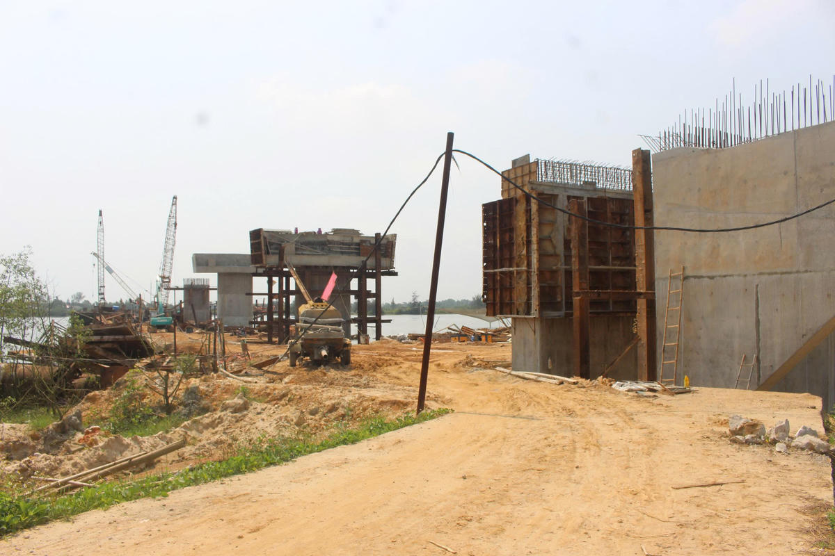 Công trình cầu Cửa Tùng thuộc dự án Tuyến đường bộ ven biển đoạn qua khu vực cầu Cửa Tùng và Cửa Việt. Ảnh: DL.