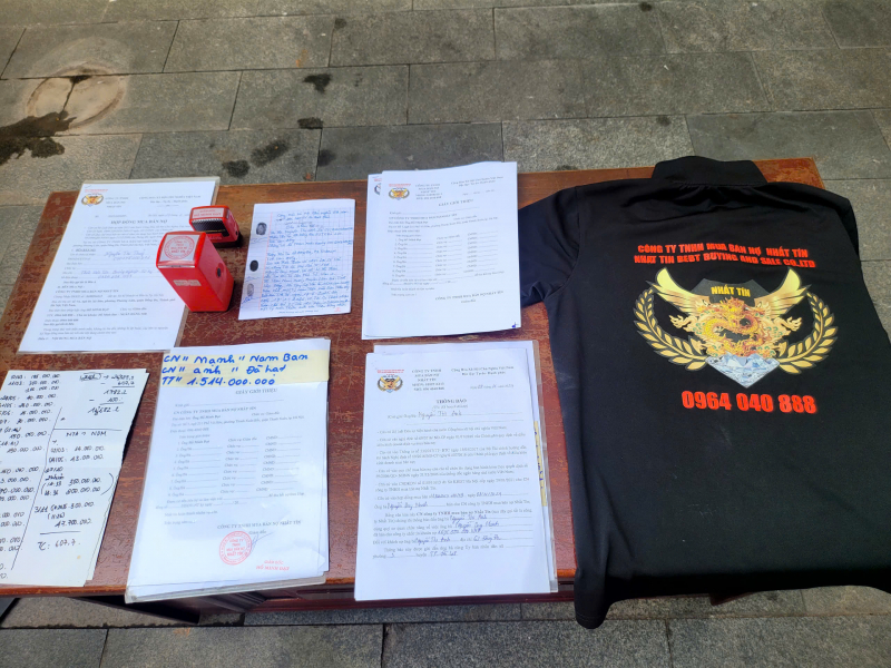 Một số giấy tờ và đồng phục của các đối tượng.