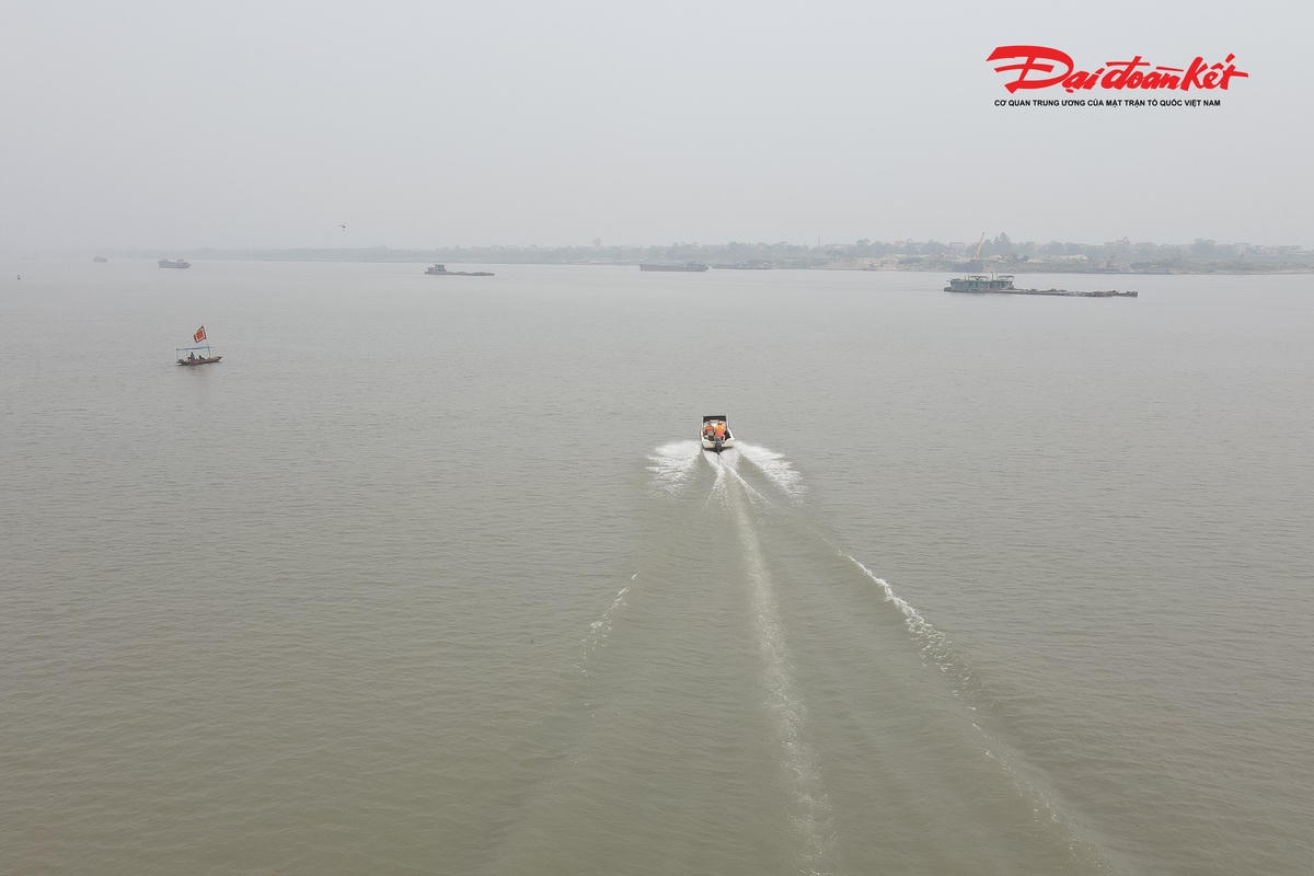 Ngày 10/4, Đội Cảnh sát đường thủy số 1 (Phòng CSGT, Công an TP Hà Nội) tổ chức kiểm tra, kiểm soát hoạt động vận tải trên tuyến sông Hồng, tập trung vào các điều kiện bảo đảm an toàn tại bến bãi và phương tiện.