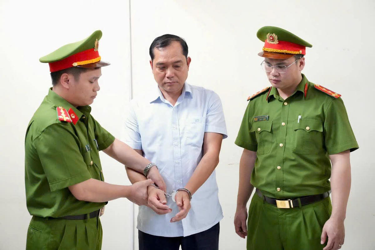 Cơ quan điều tra bắt tạm giam ông Hoàng Trọng Lợi. Ảnh: Công an tỉnh Phú Thọ