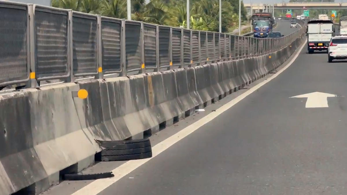 Những mảnh vỏ ô tô hỏng nằm vương vãi trên cao tốc Trung Lương – Mỹ Thuận đang tiềm ẩn nguy cơ tai nạn. (Ảnh: Trung Ngãi).