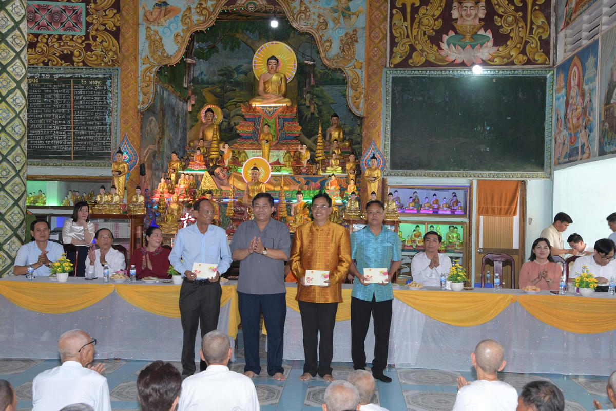 Thứ trưởng Bộ Dân tộc và Tôn giáo Y Thông tặng quà các cá nhân tiêu biểu đồng bào dân tộc Khmer nhân chuyến thăm và chúc mừng Tết Chôl chnăm Thmây. Ảnh: Nguyên Du