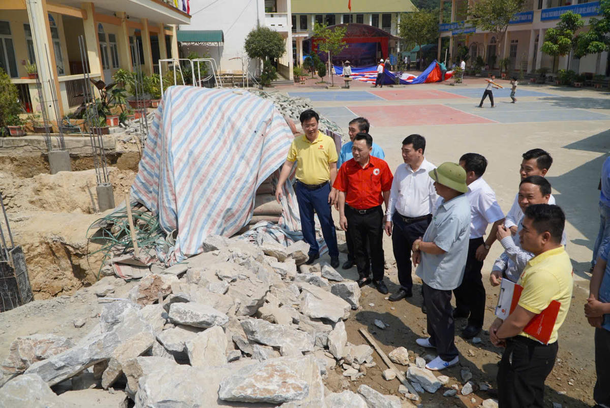 Các đại biểu kiểm tra, khảo sát hiện trường thi công công trình.