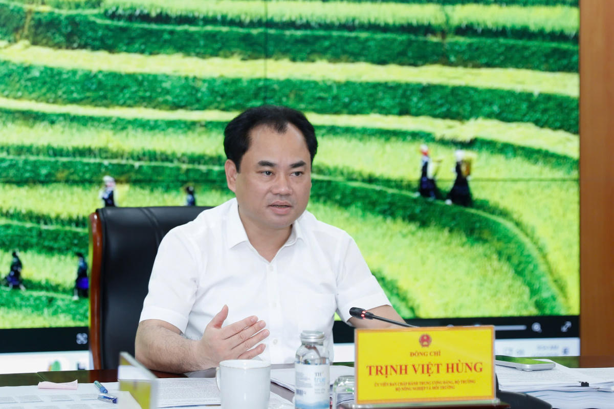 Bộ trưởng Bộ Nông nghiệp và Môi trường Trịnh Việt Hùng chủ trì cuộc họp nghe báo cáo tiến độ xây dựng ba dự án luật. Ảnh: NN