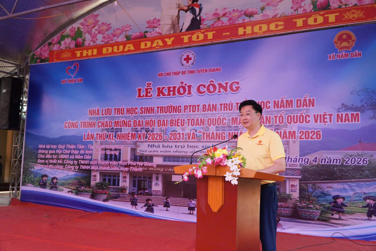 Ông Lý Minh Tuấn - Giám đốc Quỹ Thiện Tâm (Tập đoàn Vingroup)- đại diện đơn vị tài trợ lên phát biểu tại buổi lễ.