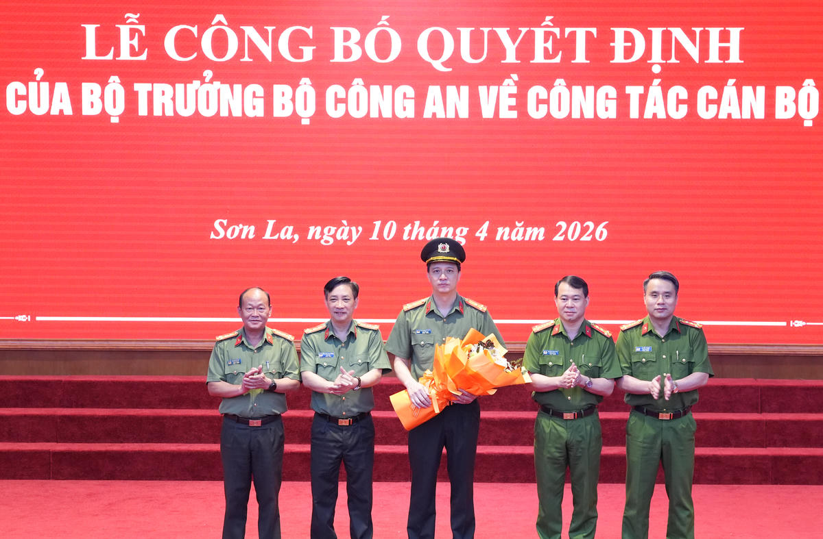 Tập thể Đảng ủy, Ban Giám đốc Công an tỉnh Sơn La tặng hoa chúc mừng Thượng tá Nguyễn Xuân Trung.