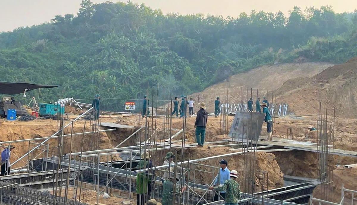 Lực lượng bộ đội, dân quân thường trực tham gia xây dựng Trường phổ thông Dân tộc nội trú liên cấp tiểu học và THCS trên địa bàn xã Đắc Pring. Ảnh: CV.