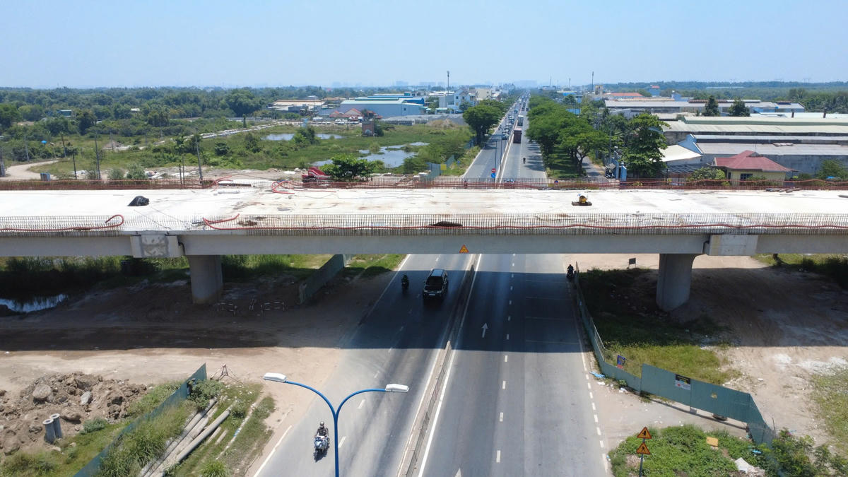 Đoạn đường Vành đai 3 TP Hồ Chí Minh khu vực phía Tây có nhiều cầu vượt bắc qua đường hiện hữu. Khảo sát thực tế hiện nay các cây cầu vượt này đều cơ bản hoàn thành, đang thi công lan can, thảm nhựa... Ảnh: Đ.Xá.