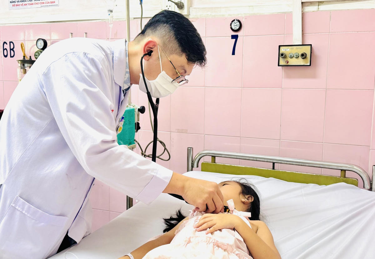 Bác sĩ tại Bệnh viện Nhân dân Gia Định theo dõi sức khỏe cho các bệnh nhi nghi bị ngộ độc thực phẩm. Ảnh: M.T