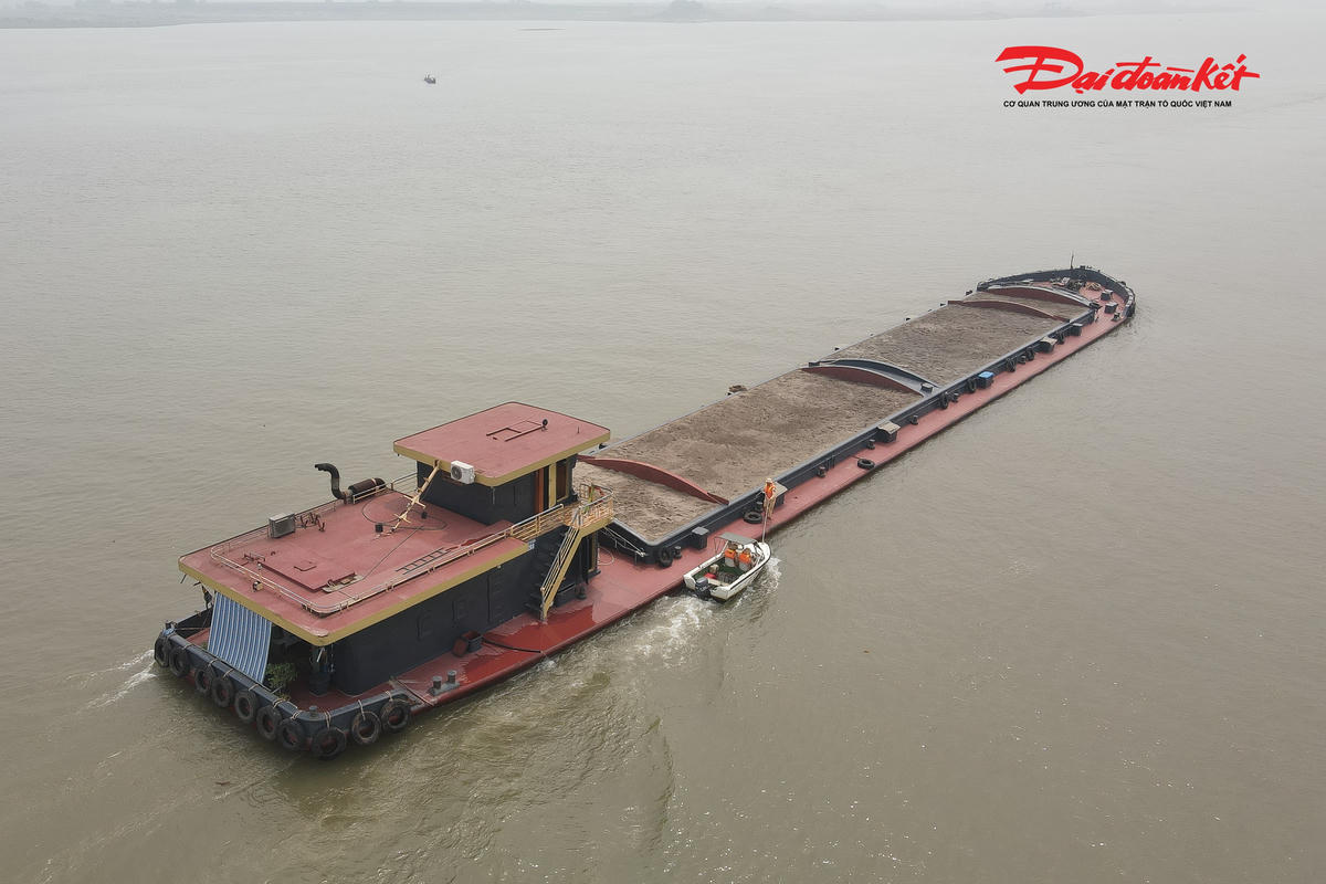 Trên tuyến sông, lực lượng chức năng tiến hành dừng, kiểm tra nhiều phương tiện vận tải hàng hóa; đối chiếu giấy tờ đăng ký, đăng kiểm, chứng chỉ chuyên môn của thuyền viên, đồng thời kiểm tra thực tế tải trọng, mớn nước của phương tiện.