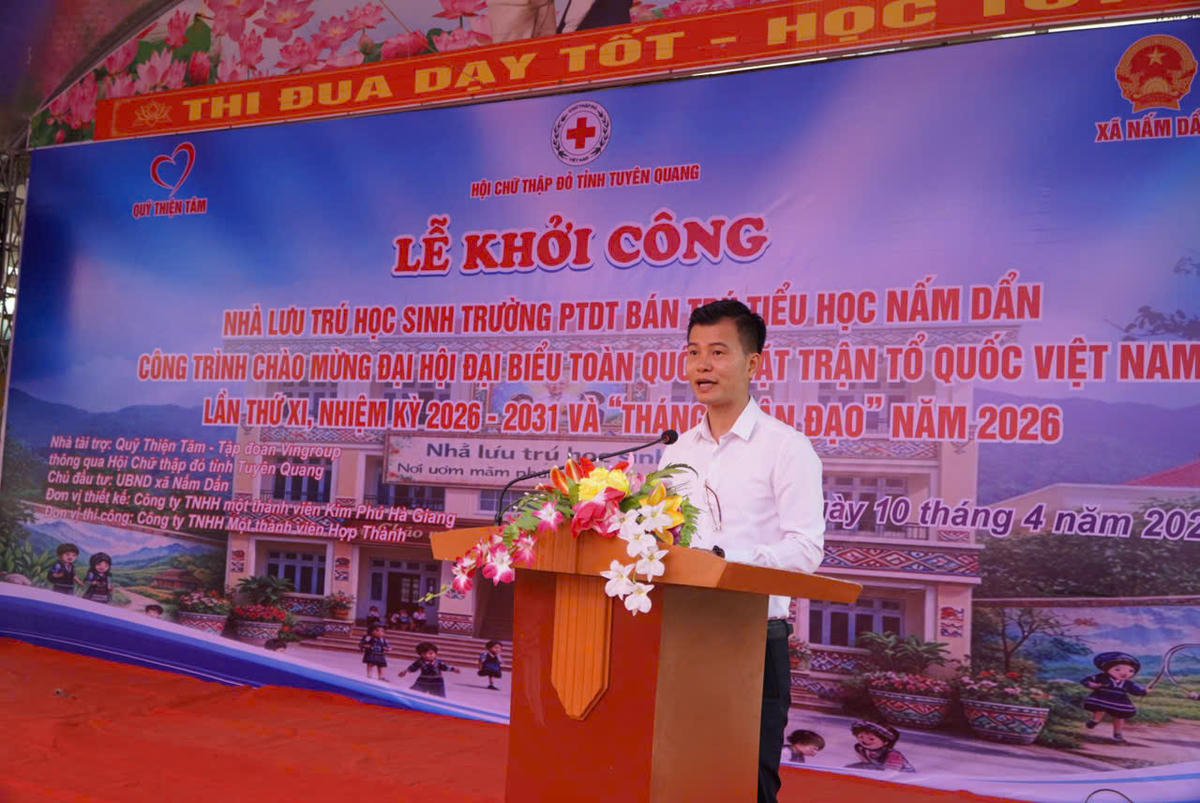 Ông Nguyễn Quang Hưng - Chủ tịch UBND xã Nấm Dẩn báo cáo về công tác tiếp nhận, triển khai công trình.