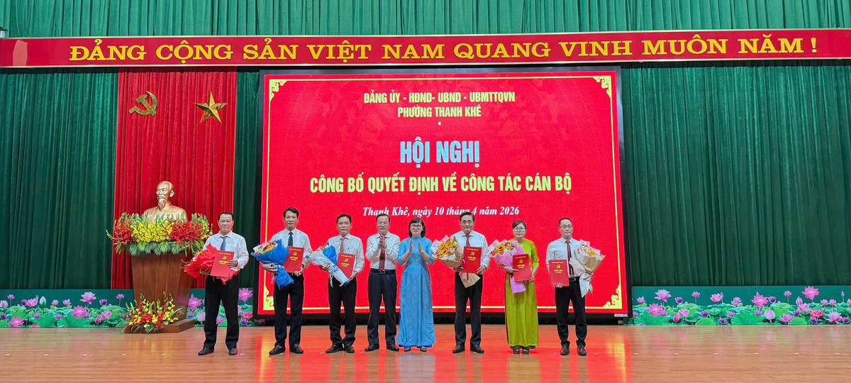 Ông Nguyễn Thành Tiến, Bí thư Đảng ủy giữ chức Chủ tịch HĐND phường Thanh Khê (thứ ba từ phải sang); ông Nguyễn Trung Thành giữ chức Phó Chủ tịch HĐND phường (thứ ba từ trái sang). Ảnh: Nguyễn Tú.