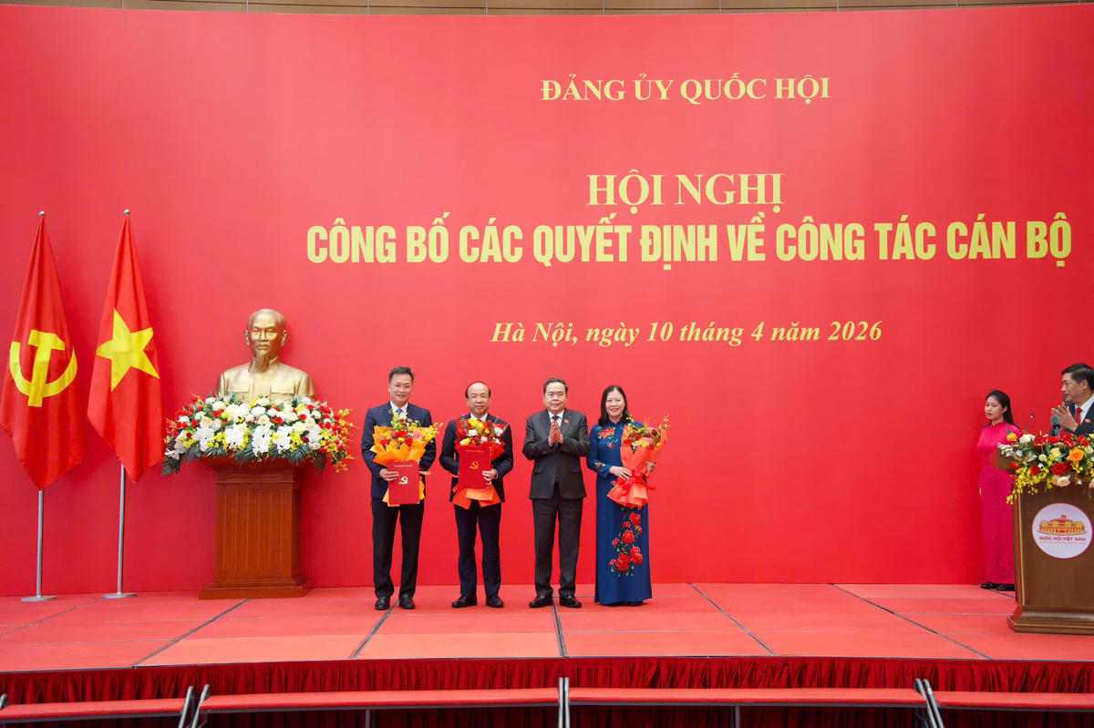 Chủ tịch Quốc hội Trần Thanh Mẫn trao các Quyết định của Ban Thường vụ Đảng ủy Quốc hội cho 3 đồng chí