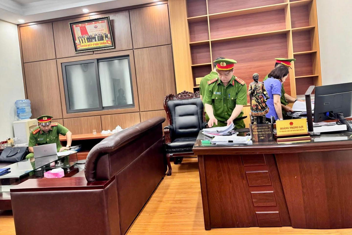 Lực lượng chức năng khám xét nơi làm việc của ông Hoàng Trọng Lợi. Ảnh: CACC.