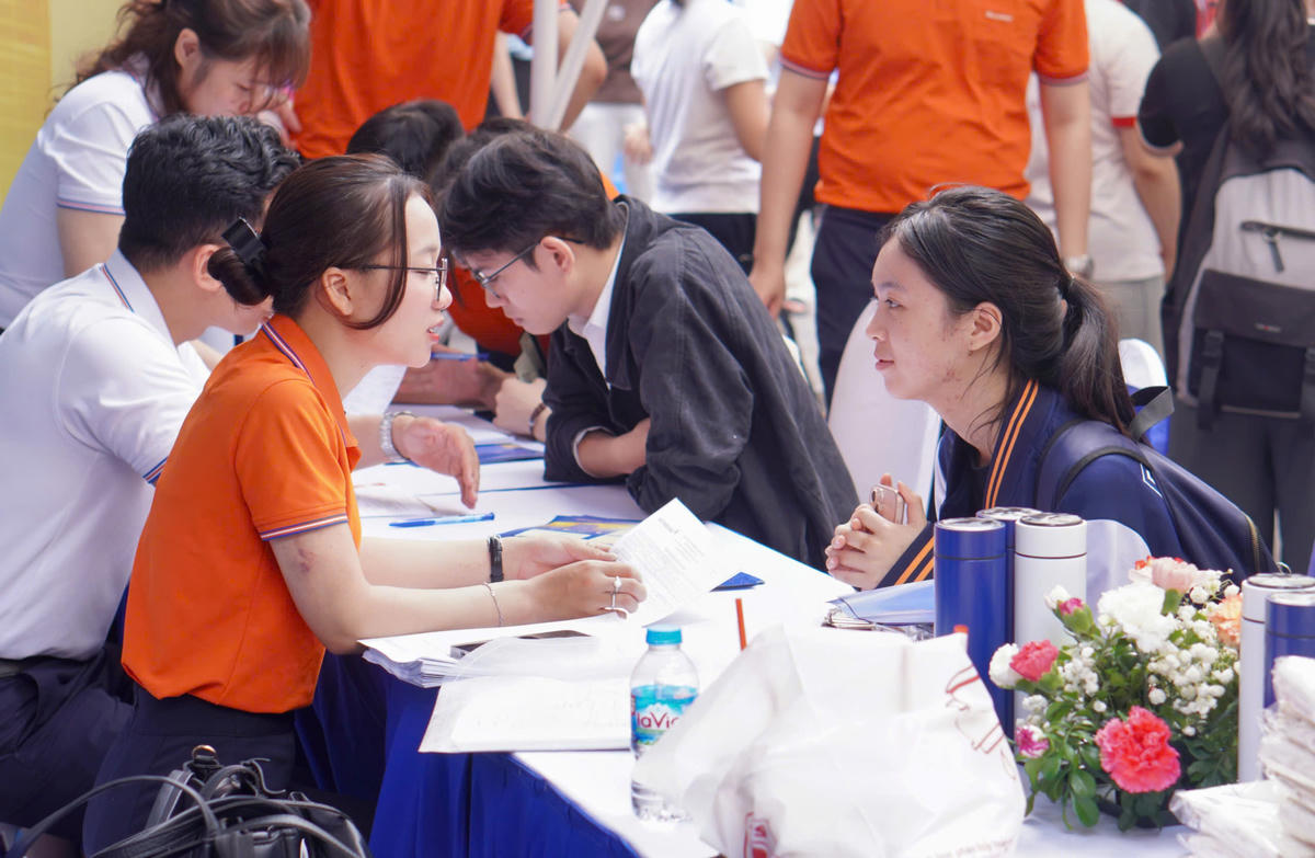 Sinh viên tìm hiểu thông tin tuyển dụng của đơn vị tuyển dụng.