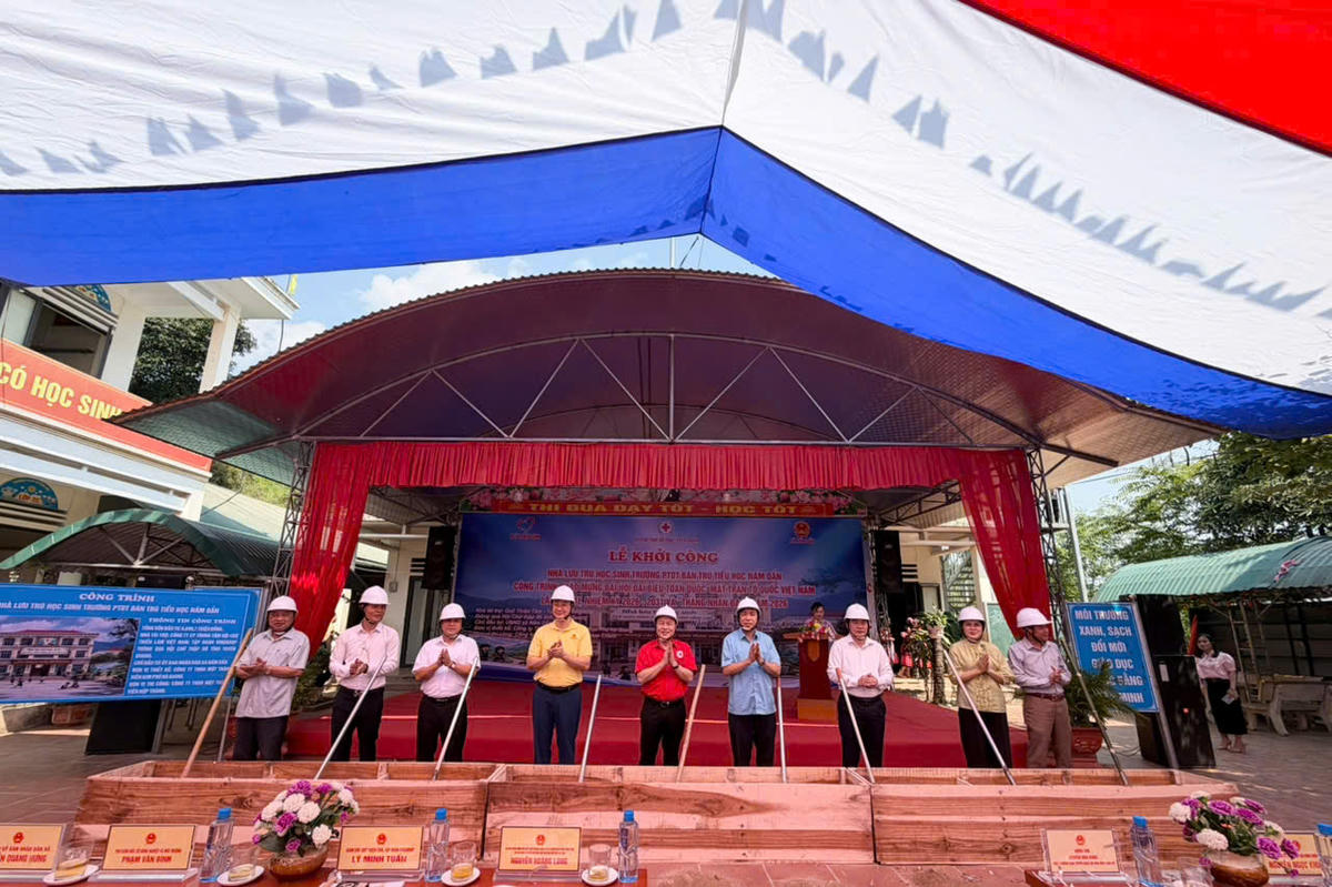 Đại diện lãnh đạo Ủy ban MTTQ Việt Nam tỉnh Tuyên Quang và các đại biểu thực hiện nghi thức khởi công công trình.