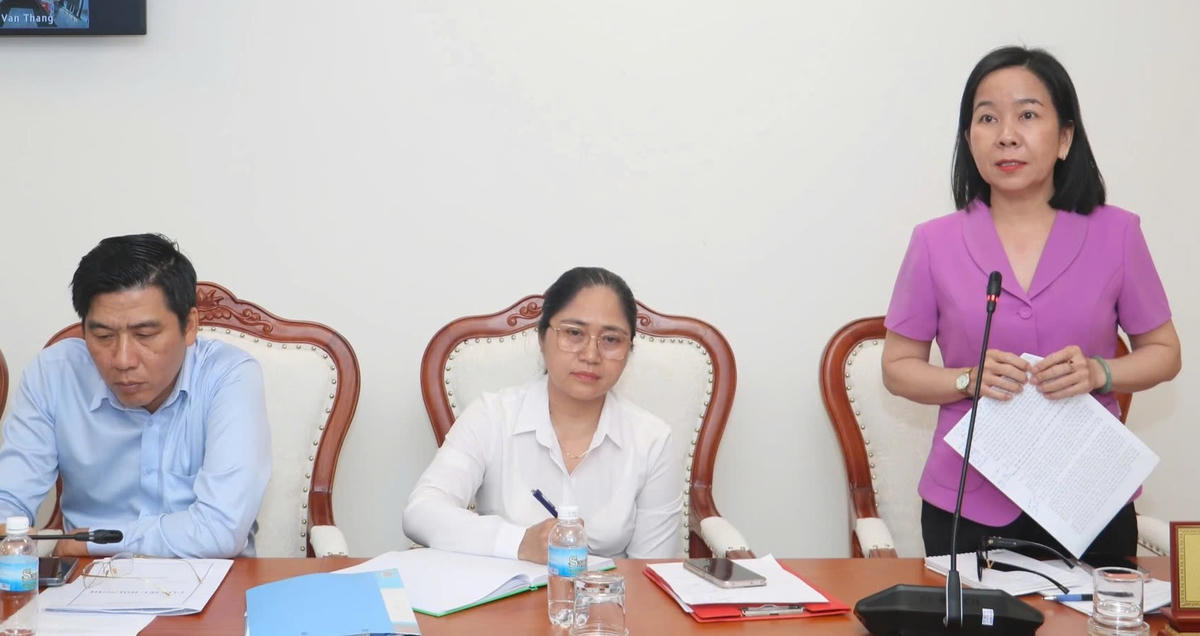 Bà Hà Hồng Hạnh, Phó Trưởng Ban Tuyên giáo và Dân vận Tỉnh ủy phát biểu.