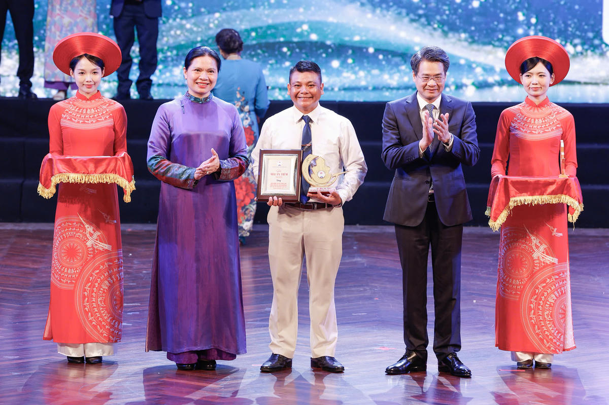 Phó Chủ tịch UBTƯ MTTQ Việt Nam Hà Thị Nga; Phó Trưởng ban Tuyên giáo và Dân vận Trung ương Nguyễn Quang Đức trao giải cho các HTX. Ảnh: Quang Vinh