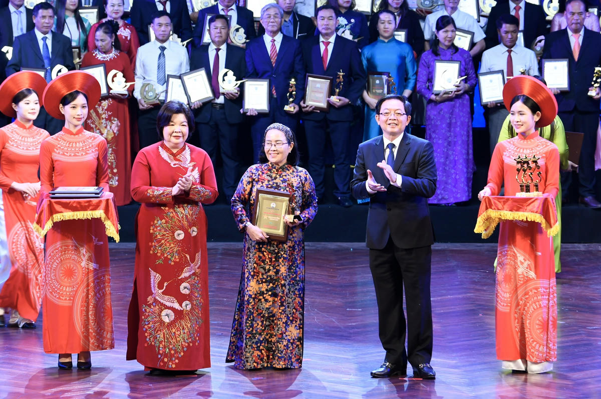 Phó Thủ tướng Chính phủ Hồ Quốc Dũng; Chủ tịch Liên minh HTX Việt Nam Cao Xuân Thu Vân trao giải cho các HTX. Ảnh: Quang Vinh