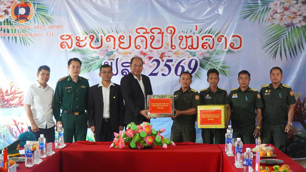 Ông Nguyễn Văn Mạnh, Phó Chủ tịch UBND thành phố Huế thăm, chúc Tết lực lượng vũ trang tại khu vực tiếp giáp 2 tỉnh Salavan và Sê Kông (Lào). Ảnh: V.T.