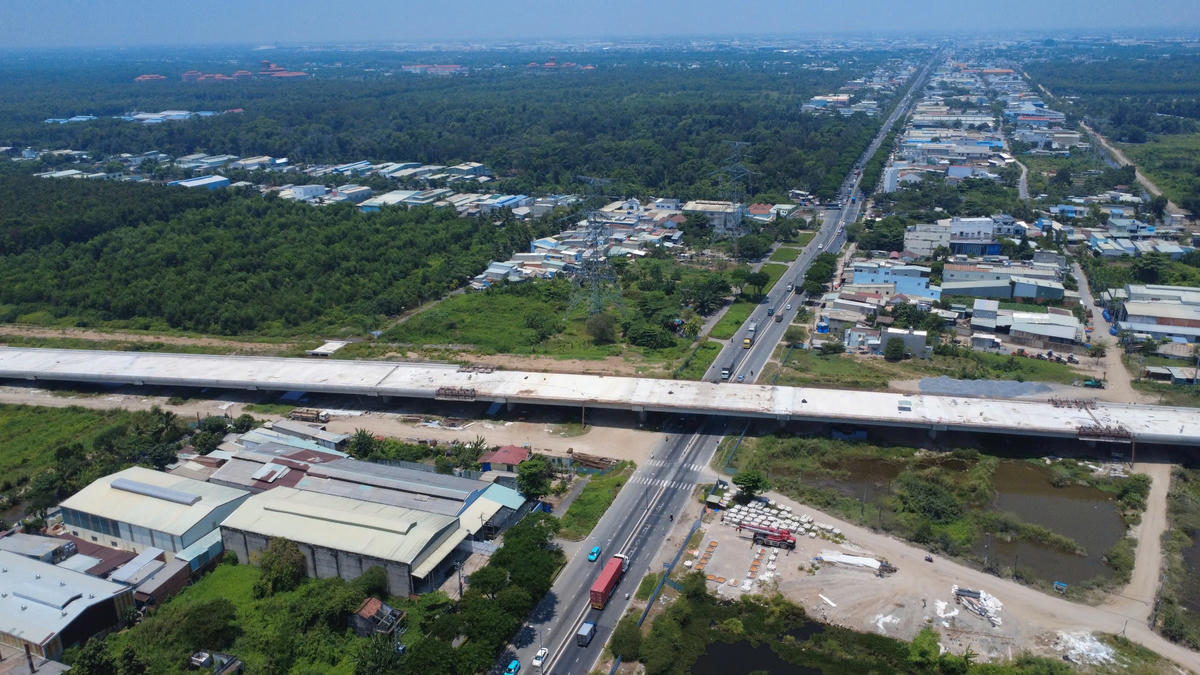 Cầu vượt ở khu vực đường Nguyễn Văn Bứa (xã Xuân Thới Sơn) đã hoàn thành từ cách đây vài tháng. Ảnh: Đ.Xá.