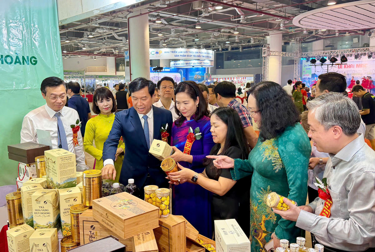 Các đại biểu tham quan gian hàng trưng bày sản phẩm OCOP của HTX Sản xuất và Kinh doanh Huy Hoàng tại Hội chợ OCOP Quảng Ninh – Hè 2026. Ảnh: Thanh Tùng